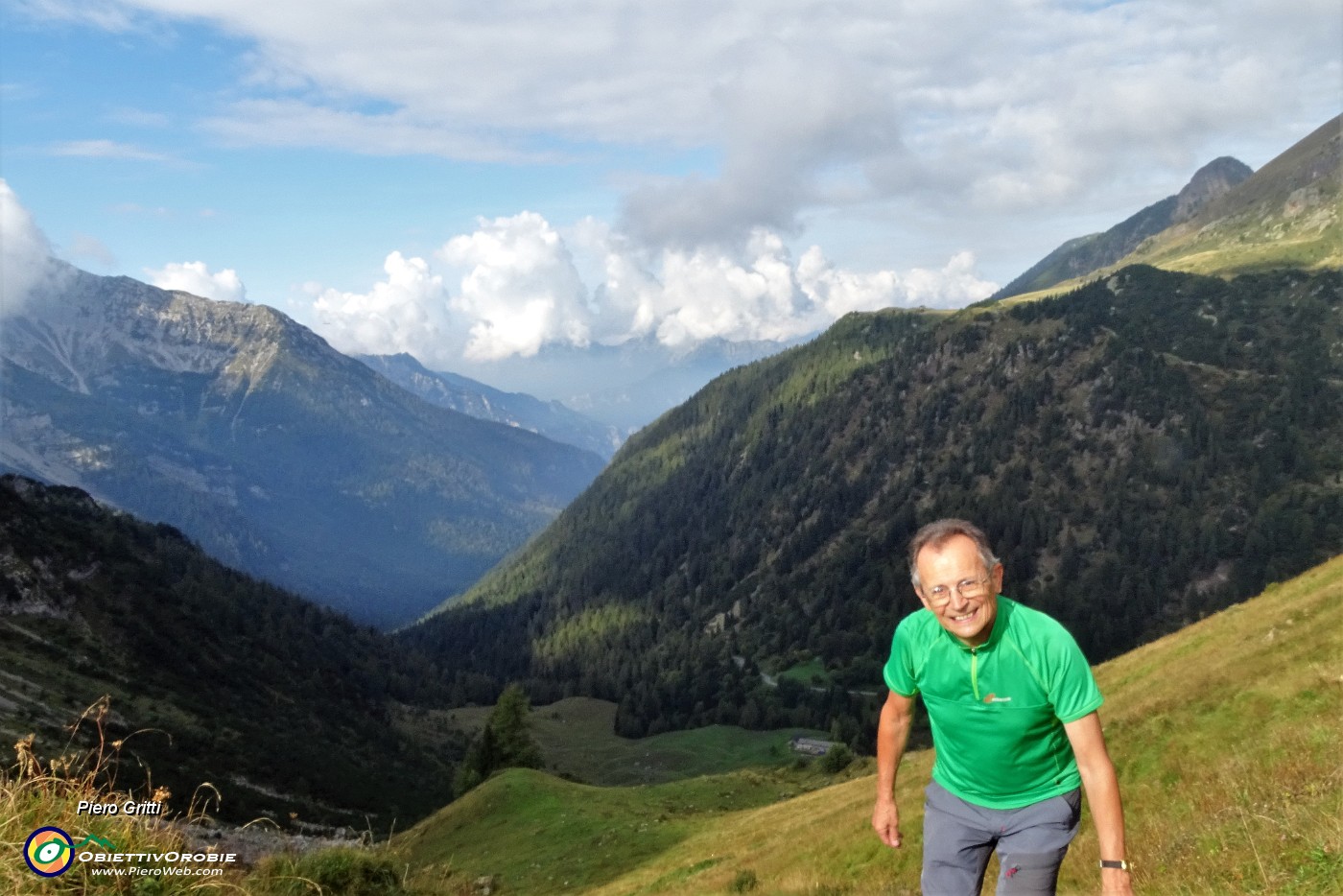 19 Dal Passo della Marogella (1869 m) vista sulla valle di Mezzeno.JPG